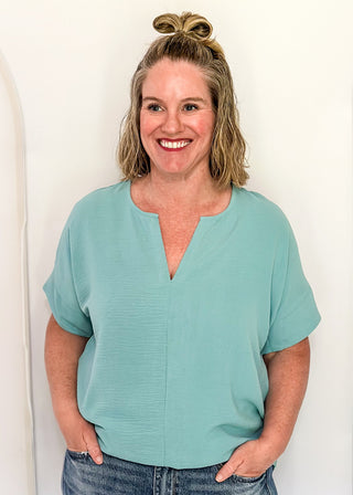 Solid textured blouse with a V-notch neckline, short sleeves
