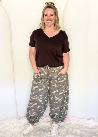 Crop Jogger with drawstring waist and front pockets in camouflage