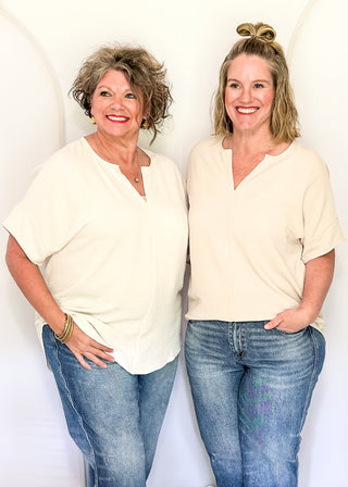 Solid textured blouse with a V-notch neckline, short sleeves