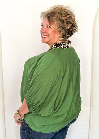 Relaxed fit Fern blouse with leopard contrast around the collar and v-neckline. Short sleeve.