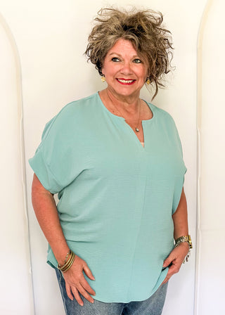 Solid textured blouse with a V-notch neckline, short sleeves
