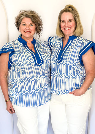Patterned short-sleeve top in blue with contrast trim with scallops, v-neckline.