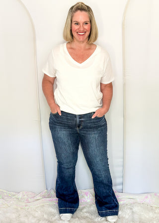 woman wearing denim trouser jeans and white tee.
