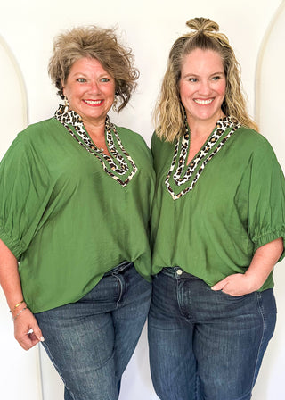 Relaxed fit Fern blouse with leopard contrast around the collar and v-neckline. Short sleeve.