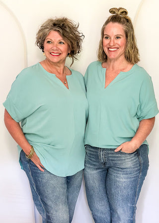 Solid textured blouse with a V-notch neckline, short sleeves
