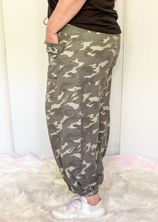 Crop Jogger with drawstring waist and front pockets in camouflage