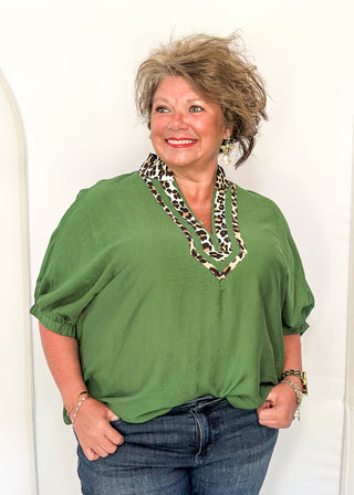 Relaxed fit Fern blouse with leopard contrast around the collar and v-neckline. Short sleeve.