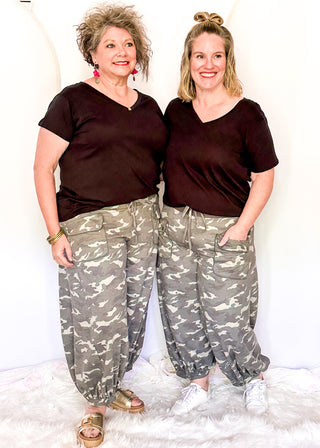 Crop Jogger with drawstring waist and front pockets in camouflage