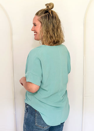 Solid textured blouse with a V-notch neckline, short sleeves
