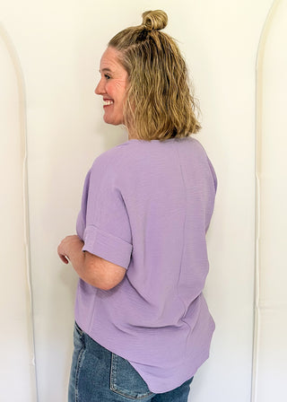 Solid textured blouse with a V-notch neckline, short sleeves