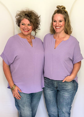 Solid textured blouse with a V-notch neckline, short sleeves