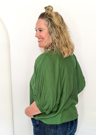 Relaxed fit Fern blouse with leopard contrast around the collar and v-neckline. Short sleeve.