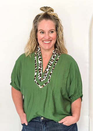 Relaxed fit Fern blouse with leopard contrast around the collar and v-neckline. Short sleeve.