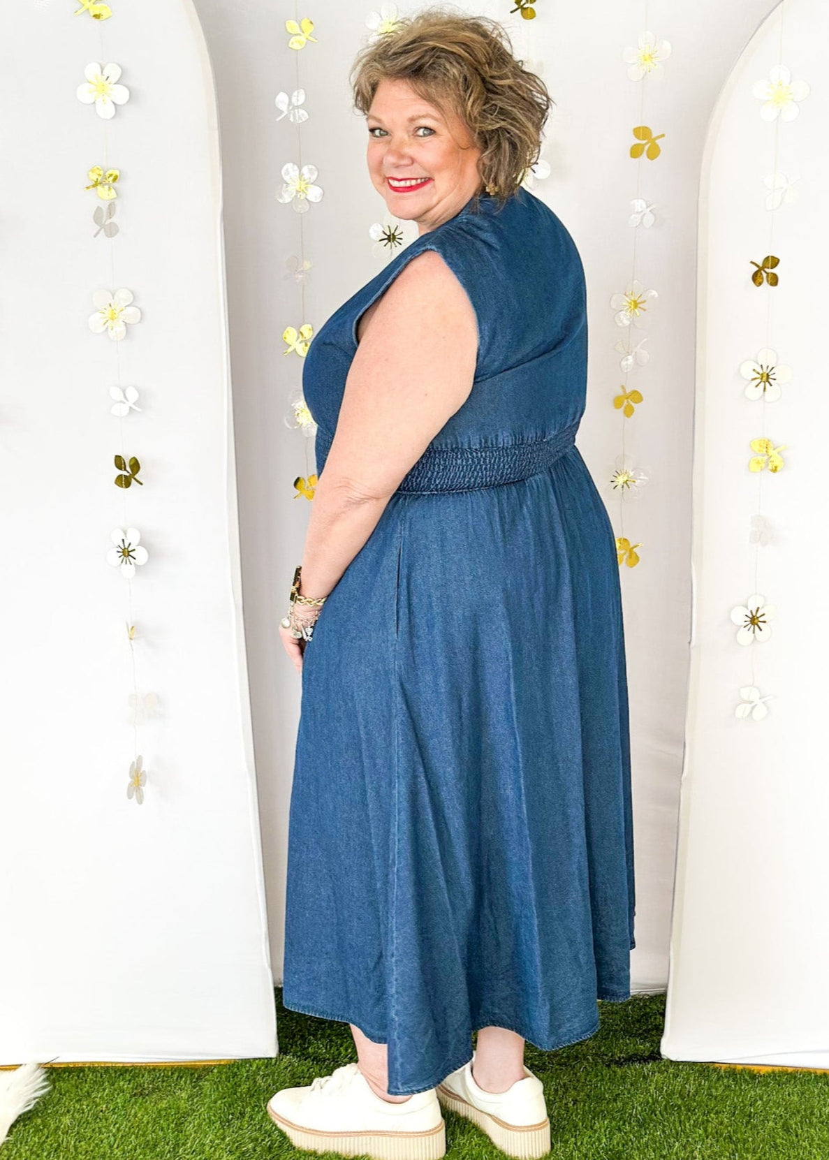 Sleeveless denim v-neck midi dress with cinched waist and pockets. Zipper closure down the front ending in a slit.  